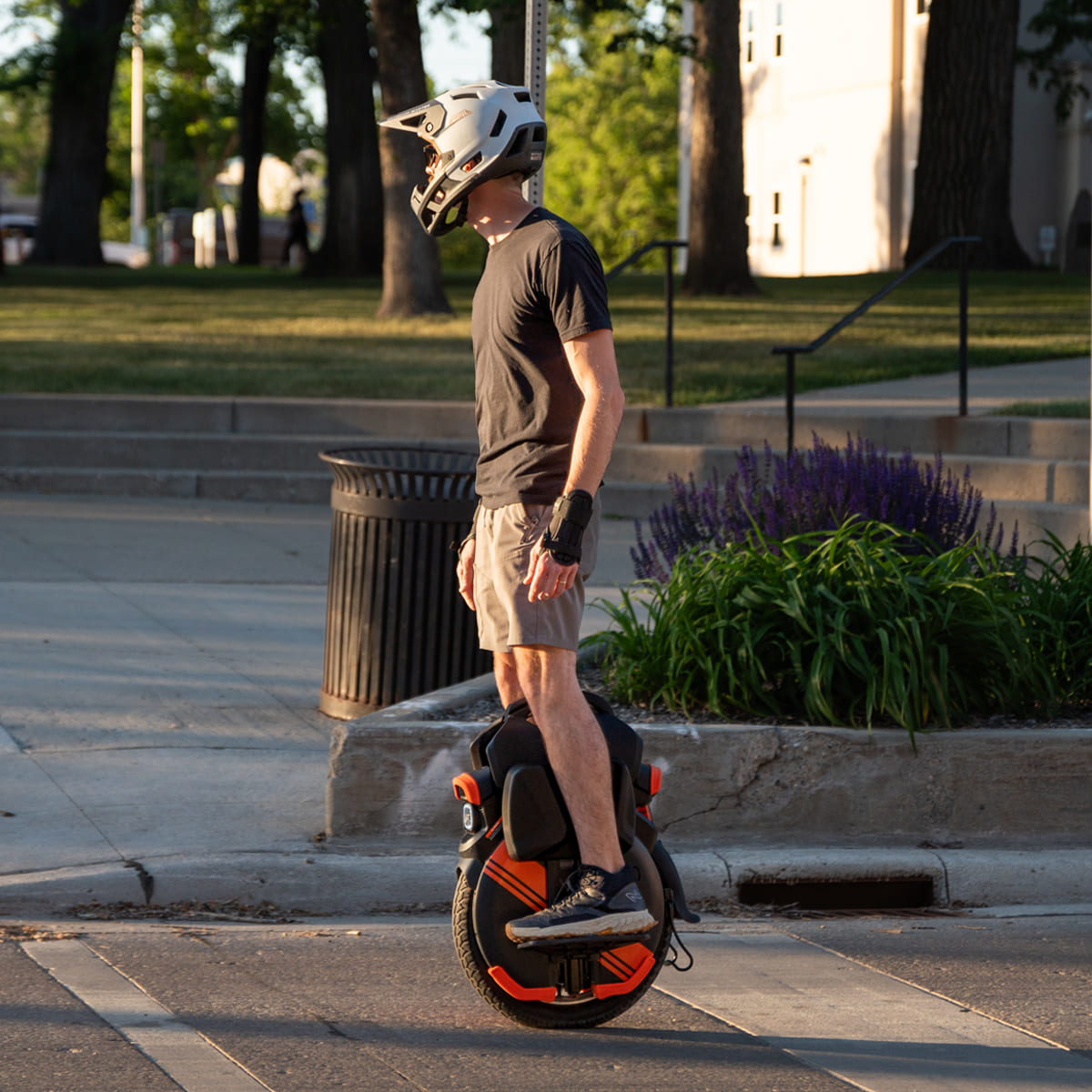 inmotion-v11y-gyroroue-lectrique-2500w-suspension-85-mm image 2