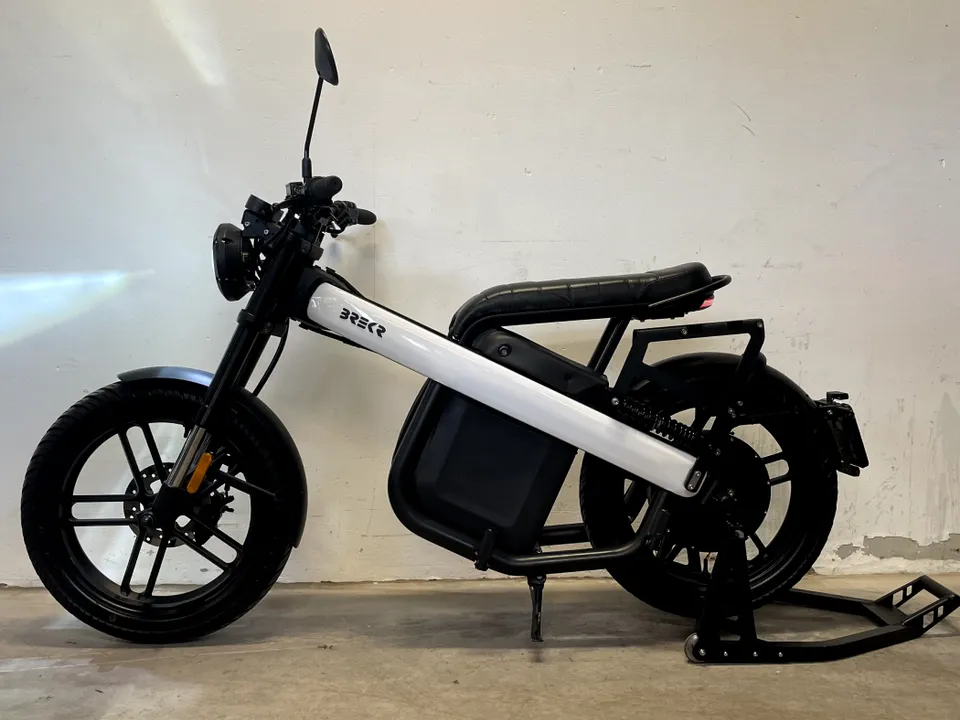 brekr-b4000-pure-white-2021-scooter-lectrique-d-mo image 1