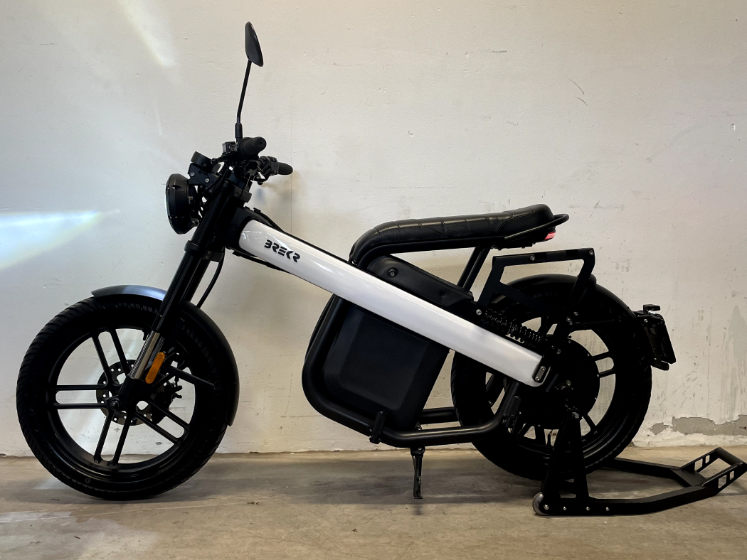 brekr-b4000-pure-white-2021-scooter-lectrique-d-mo image 1