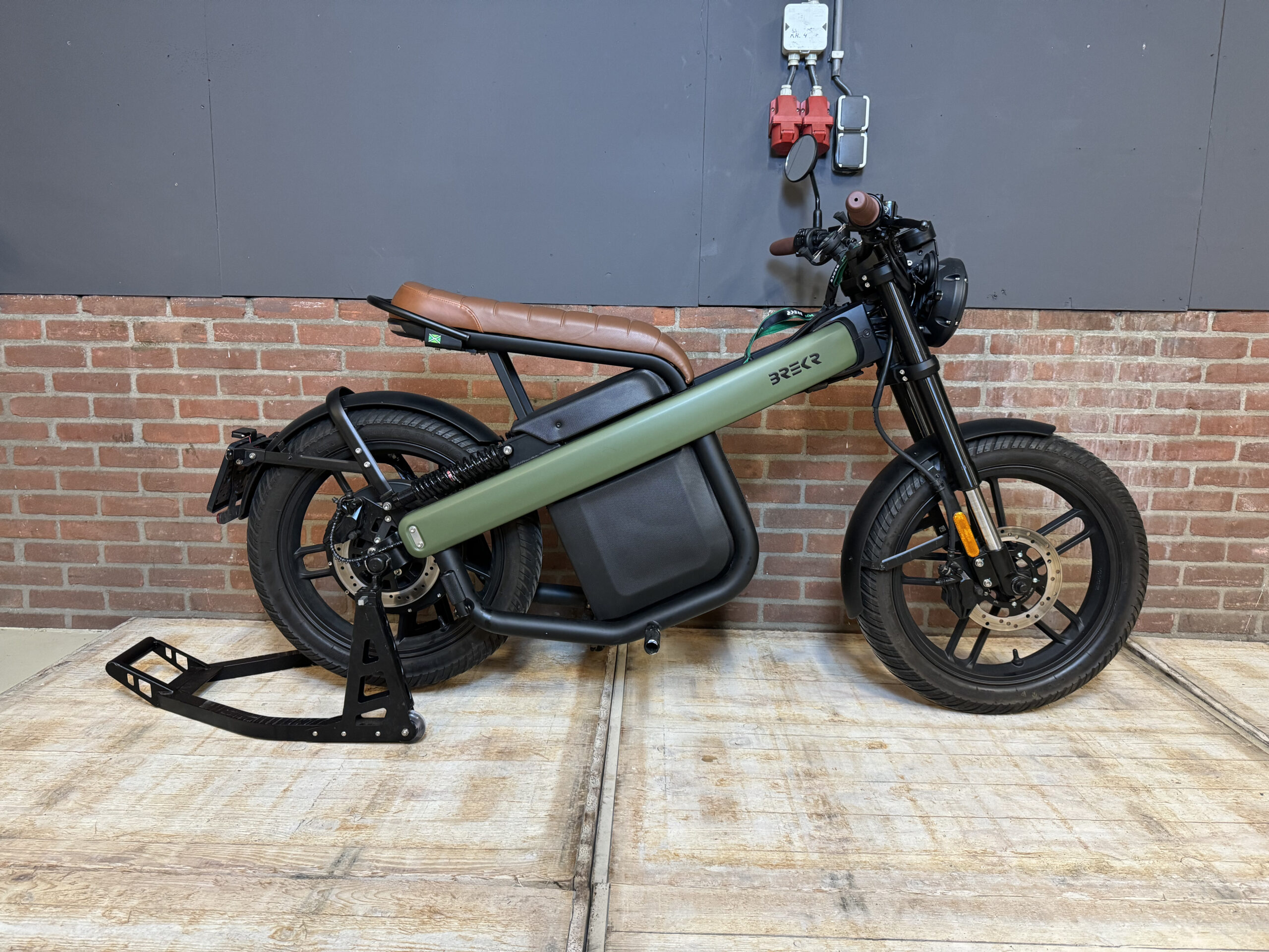 brekr-b4000-2022-road-moto-lectrique-army-green-d-mo image 1