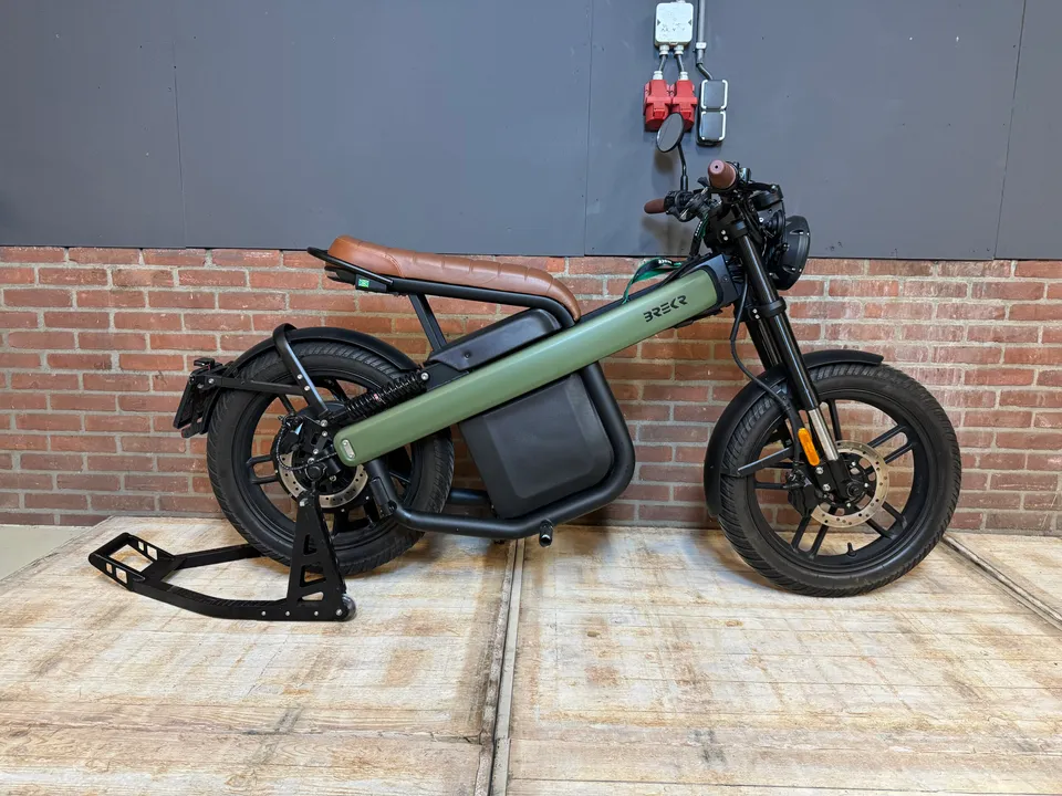 brekr-b4000-2022-road-moto-lectrique-army-green-d-mo image 1